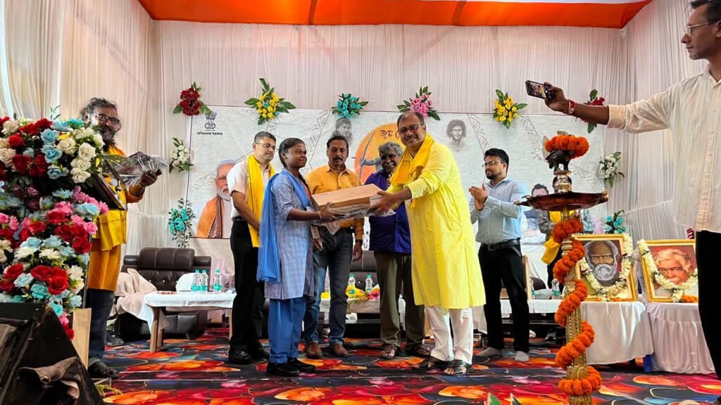 हूल दिवस पर आदिवासी वीर शहीदों को श्रद्धांजलि, मेधावी छात्रों को लैपटॉप देकर किया सम्मानित