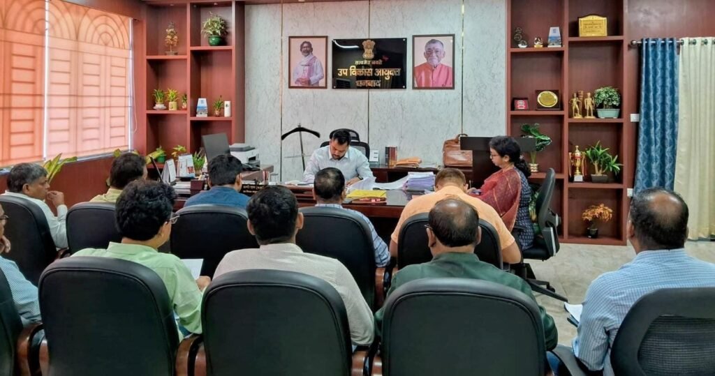 डीडीसी सन्नी राज ने आंगनवाड़ी केंद्रों को स्कूल परिसरों के पास स्थानांतरित करने की प्रगति की समीक्षा की