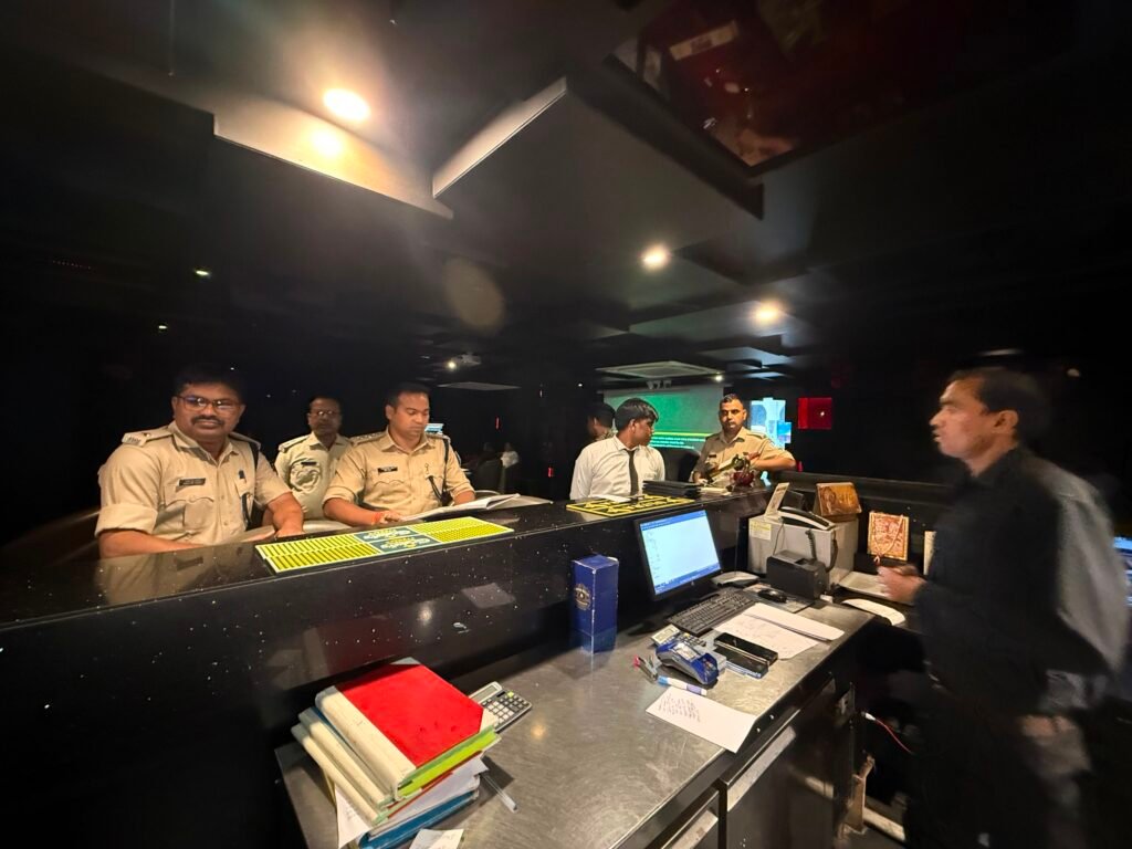 धनबाद के बियर बारों में देर रात पुलिस की ताबड़तोड़ छापेमारी, नियमों की हुई सख्त जांच