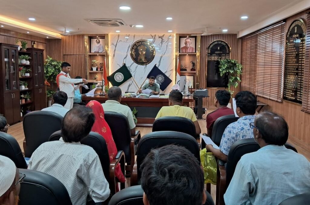 धनबाद जनता दरबार में अवैध निर्माण और भू-माफिया की शिकायतें पहुंचीं, उपायुक्त ने दिए जांच के निर्देश