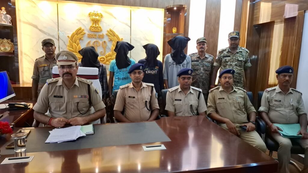 पाकुड़ पुलिस का बड़ा खुलासा: चार घरों में चोरी की गुत्थी सुलझी, अंतर्राज्यीय गिरोह के चार आरोपी गिरफ्तार
