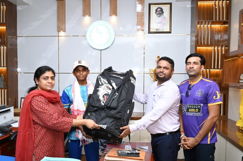 पाकुड़ के क्रिकेटर प्रियांशु का अंडर-19 राज्य टीम कैंप में चयन, डीसी ने खेल किट देकर किया सम्मानित