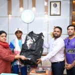 पाकुड़ के क्रिकेटर प्रियांशु का अंडर-19 राज्य टीम कैंप में चयन, डीसी ने खेल किट देकर किया सम्मानित