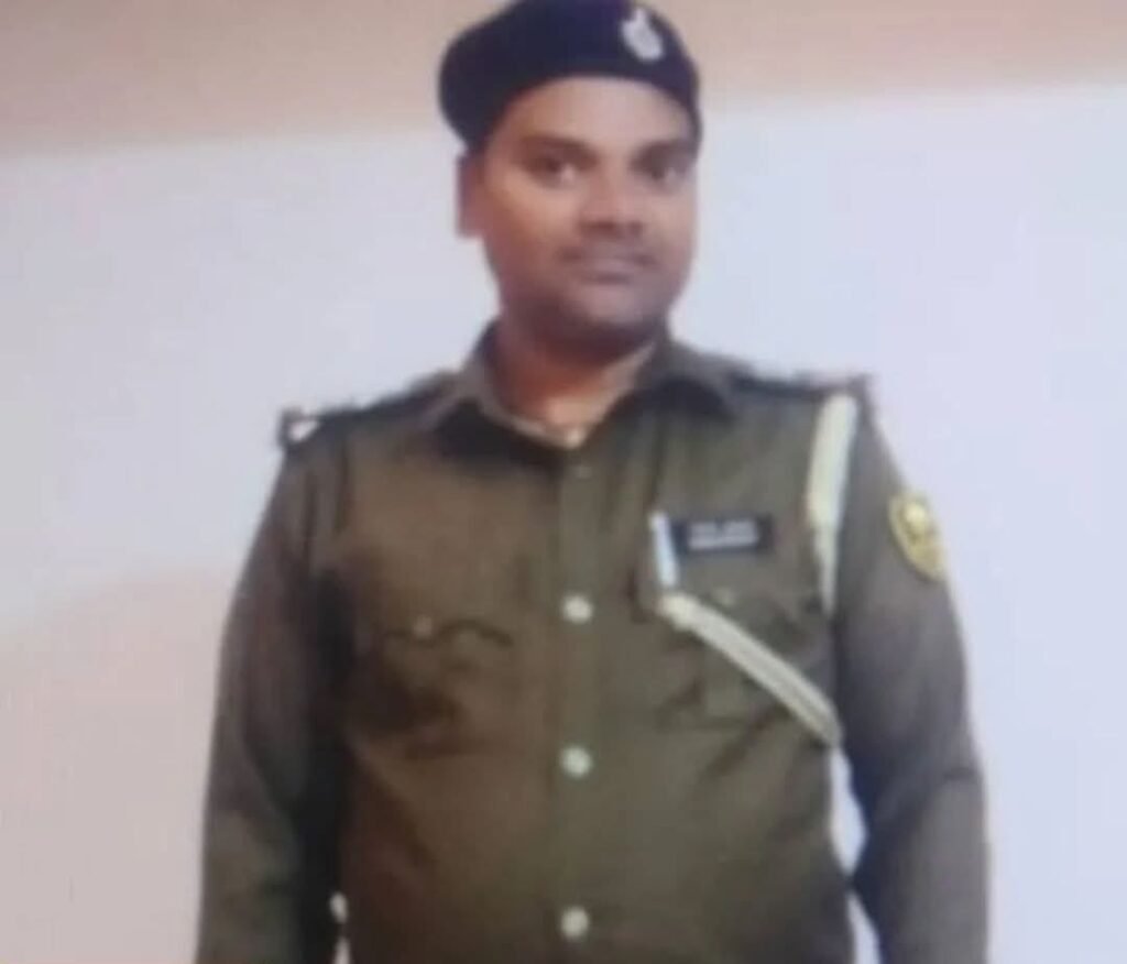 पटना जंक्शन से फर्जी दारोगा गिरफ्तार! वर्दी और नकली आईडी दिखाकर ट्रेन यात्रियों को बनाता था शिकार