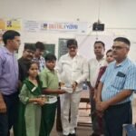 धनबाद विधायक राज सिन्हा ने विद्यालय का किया निरीक्षण, वृक्षारोपण के साथ विद्यार्थियों को बांटी शिक्षण सामग्री