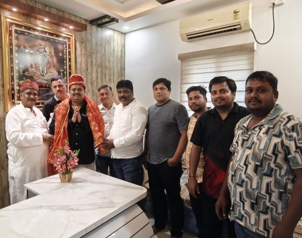 धनबाद: न्यू स्टेशन रेलवे कॉलोनी दुर्गा पूजा समिति ने अध्यक्ष उदय प्रताप सिंह का किया सम्मान, पूजा की तैयारियों पर हुई चर्चा