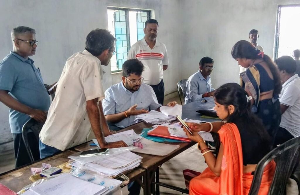Dhanbad SIR 2026: धनबाद में मतदाता सूची पुनरीक्षण अभियान तेज, 7.56 लाख से अधिक मतदाताओं को मिला एन्यूमरेशन फॉर्म