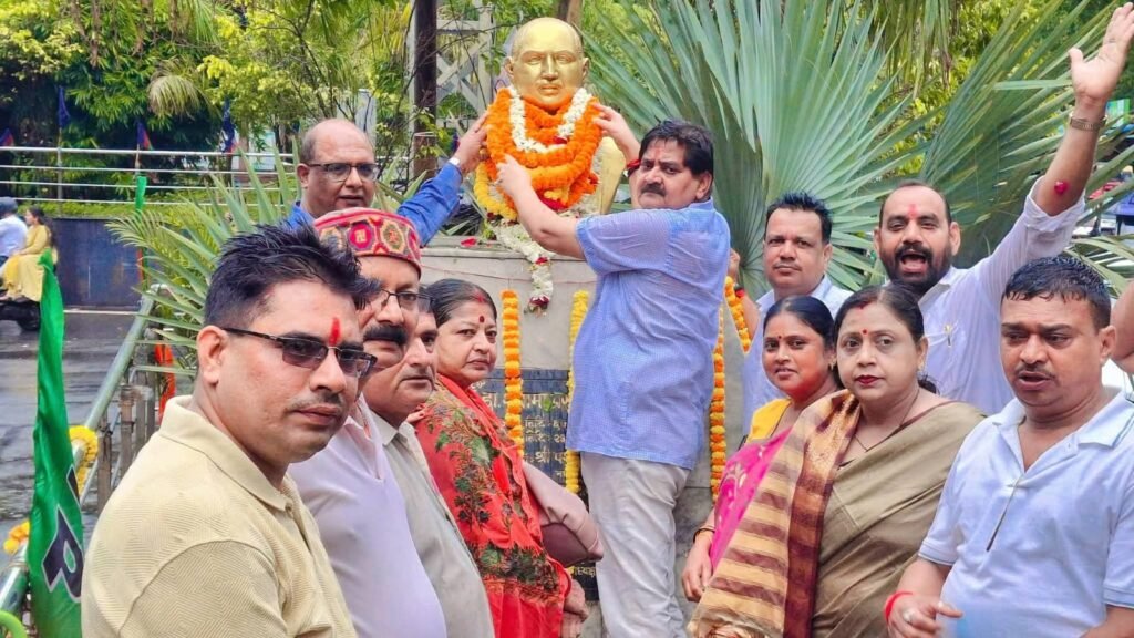 धनबाद में डॉ. श्यामा प्रसाद मुखर्जी की 125वीं जयंती पर भाजपा ने दी श्रद्धांजलि, वृक्षारोपण कर दिया पर्यावरण संरक्षण का संदेश