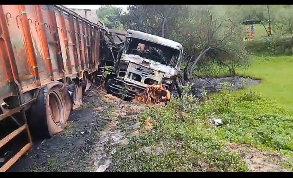 Saraikela News: राजनगर-चाईबासा NH-220 पर भीषण हादसा, हाइवा-ट्रेलर की टक्कर के बाद लगी आग; दो चालकों की मौत