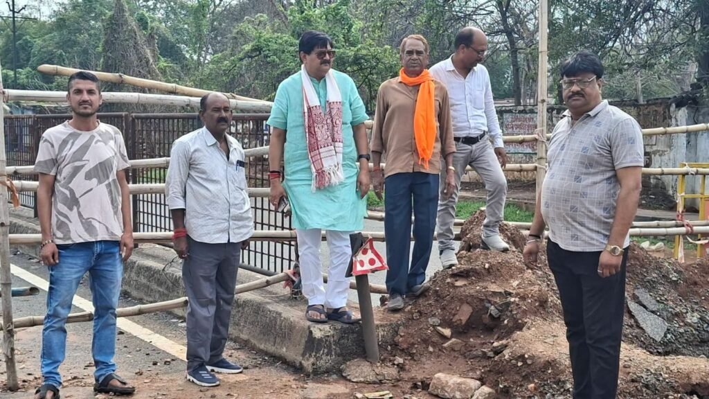 धनबाद में क्षतिग्रस्त पेयजल पाइपलाइन की मरम्मत शुरू, विधायक राज सिन्हा ने लिया जायजा