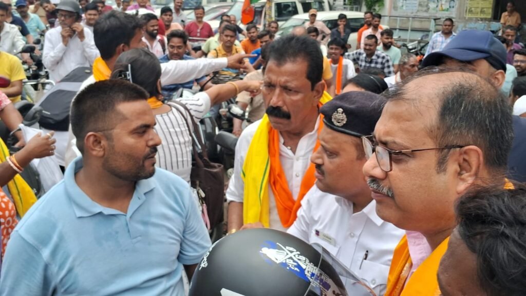 आसनसोल में हेलमेट वितरण कार्यक्रम पर विवाद, सड़क जाम और नियमों की अनदेखी के आरोप
