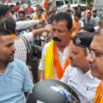 आसनसोल में हेलमेट वितरण कार्यक्रम पर विवाद, सड़क जाम और नियमों की अनदेखी के आरोप