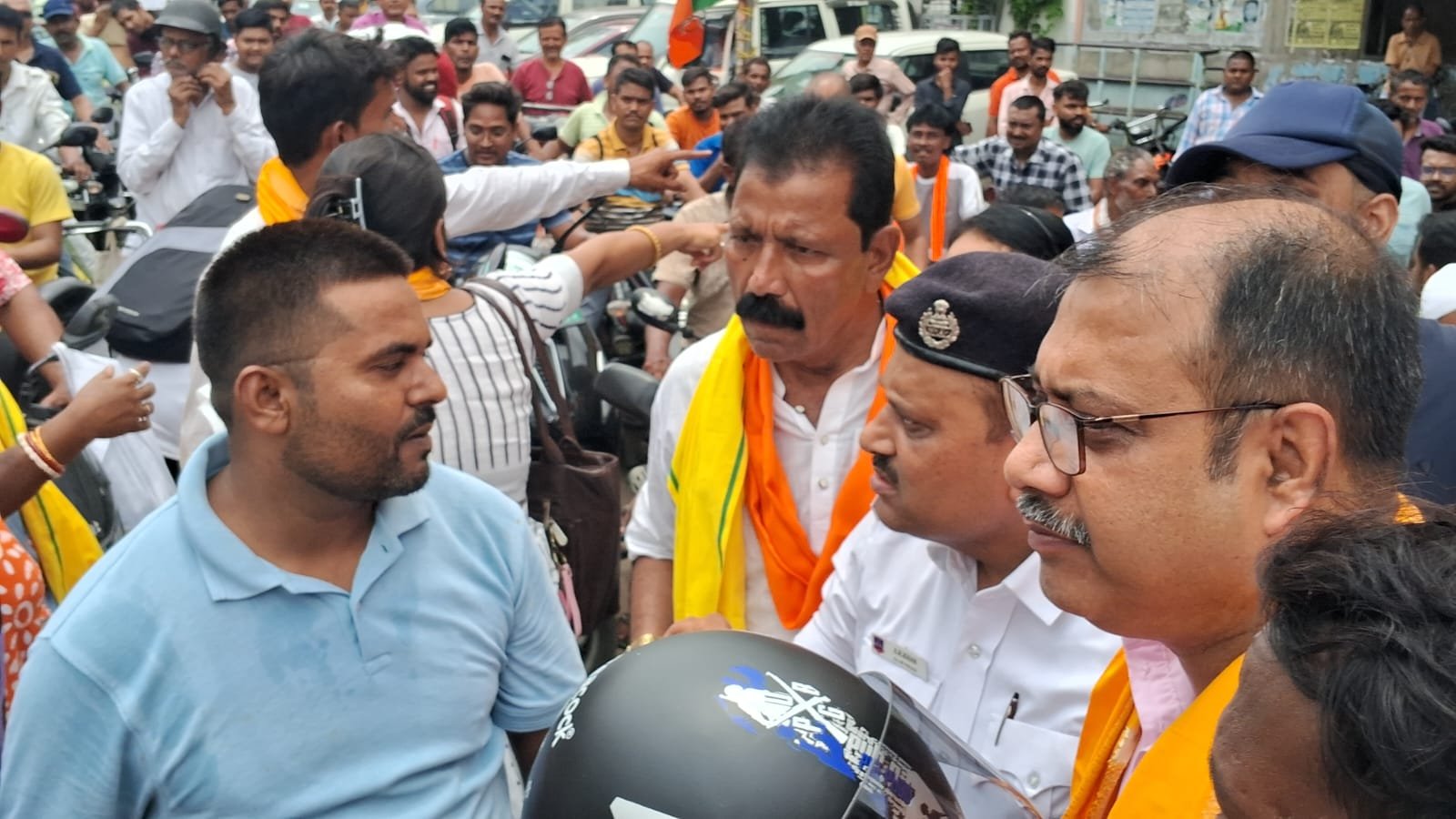 आसनसोल में हेलमेट वितरण कार्यक्रम पर विवाद, सड़क जाम और नियमों की अनदेखी के आरोप