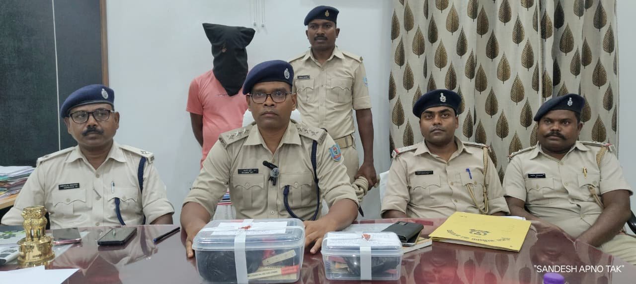 चाईबासा में 260 ग्राम गांजा के साथ तस्कर गिरफ्तार, पुलिस ने नकदी और मोबाइल भी किया जब्त