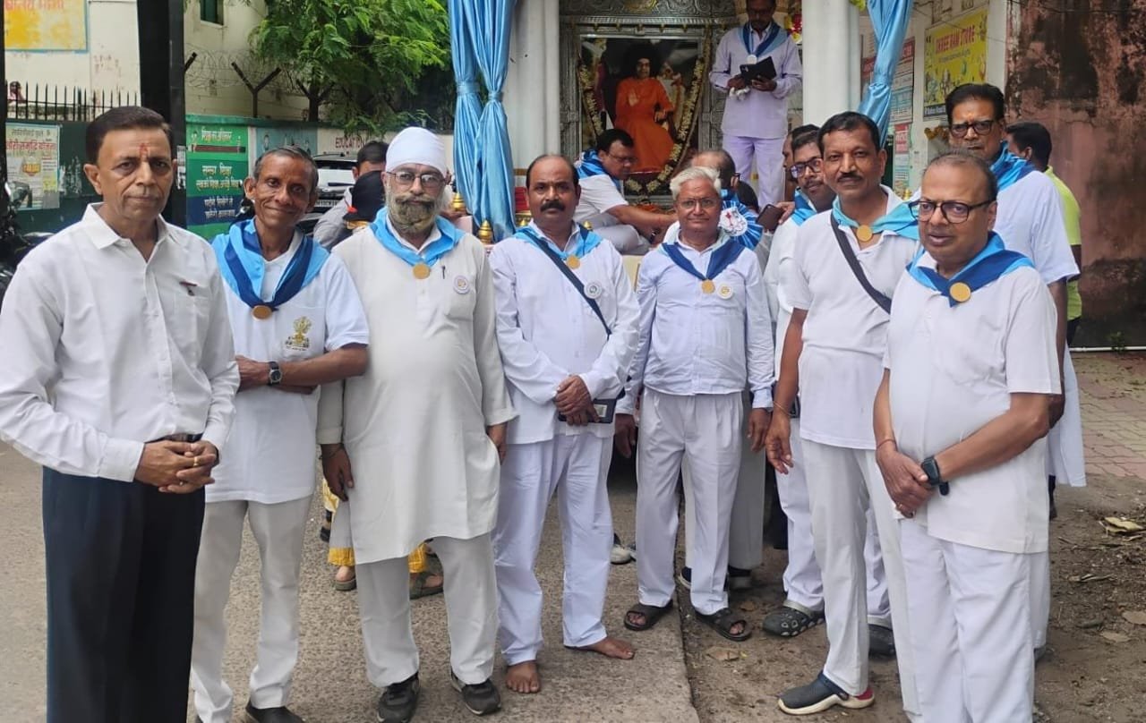 झरिया में साईं बाबा दिव्य रथ का भव्य स्वागत, चरण पादुका के दर्शन के लिए उमड़ी श्रद्धालुओं की भीड़