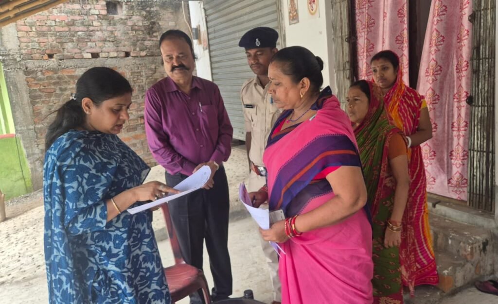 पाकुड़ में मतदाता सूची विशेष गहन पुनरीक्षण-2026 का निरीक्षण, डीसी मेघा भारद्वाज ने बीएलओ के कार्यों की सराहना