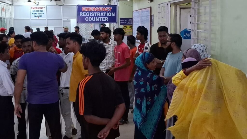 धनबाद में अज्ञात वाहन की टक्कर से ई-रिक्शा पलटा, चार घायल; एक महिला की हालत गंभीर