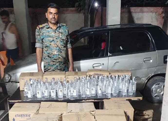 औरंगाबाद में ऑल्टो कार से 300 लीटर अवैध देसी शराब बरामद, तस्कर मौके से फरार