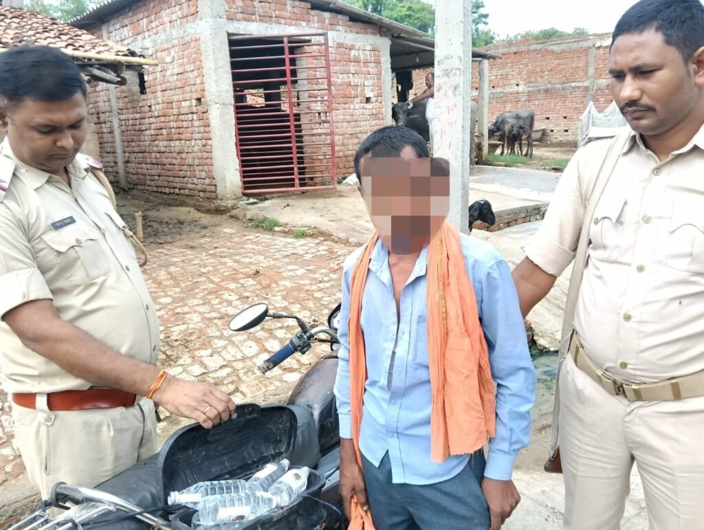 औरंगाबाद में 8.4 लीटर झारखंड निर्मित देशी शराब के साथ तस्कर गिरफ्तार, बाइक भी जब्त