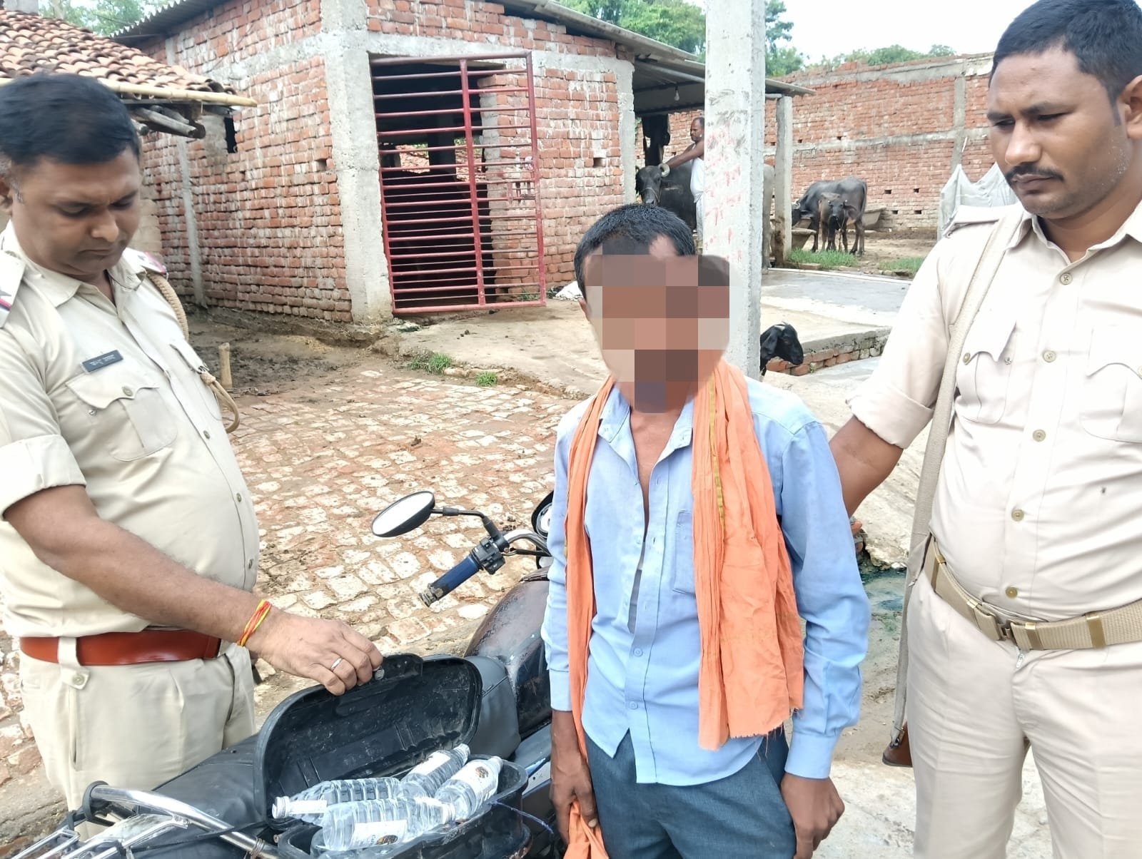 औरंगाबाद में 8.4 लीटर झारखंड निर्मित देशी शराब के साथ तस्कर गिरफ्तार, बाइक भी जब्त