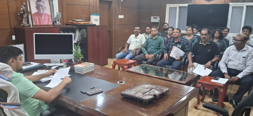 धनबाद में पशु चिकित्सा सेवा संघ ने उपायुक्त से की मुलाकात, डॉक्टर से मारपीट मामले में सख्त कार्रवाई की मांग