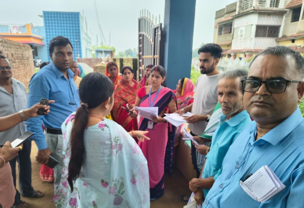SIR 2026: धनबाद में 14.99 लाख मतदाताओं को ईएफ वितरित, 3.68 लाख फॉर्म का डिजिटाइजेशन पूरा
