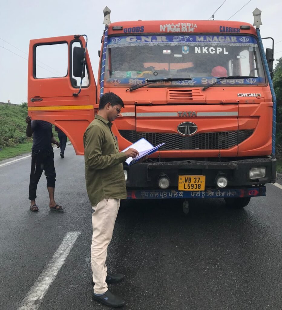 धनबाद में MPL के भारी वाहनों पर प्रशासन की बड़ी कार्रवाई, 31 वाहनों पर ₹2.8 लाख का जुर्माना