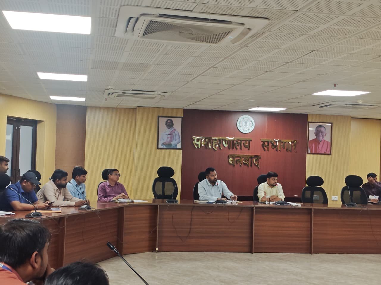 धनबाद में जिला CSR समिति की बैठक, उपायुक्त ने शिक्षा, स्वास्थ्य और बुनियादी सुविधाओं पर खर्च बढ़ाने के दिए निर्देश