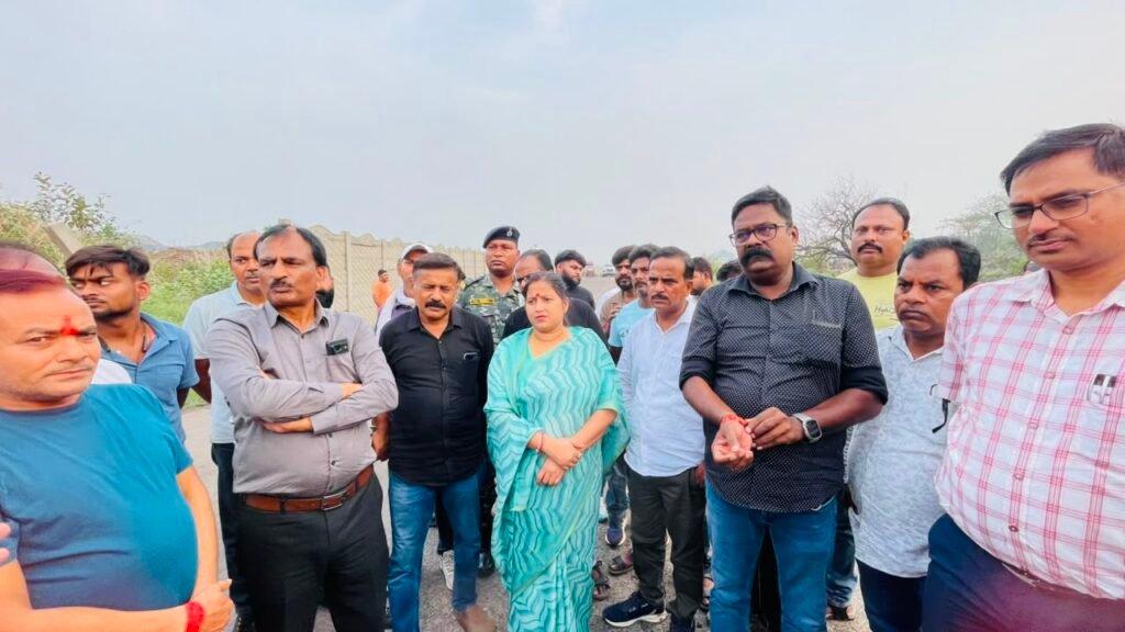 Dhanbad News: 44 करोड़ की झरिया-बलियापुर सड़क एक साल में धंसी, भूमिगत आग पर PWD और BCCL आमने-सामने