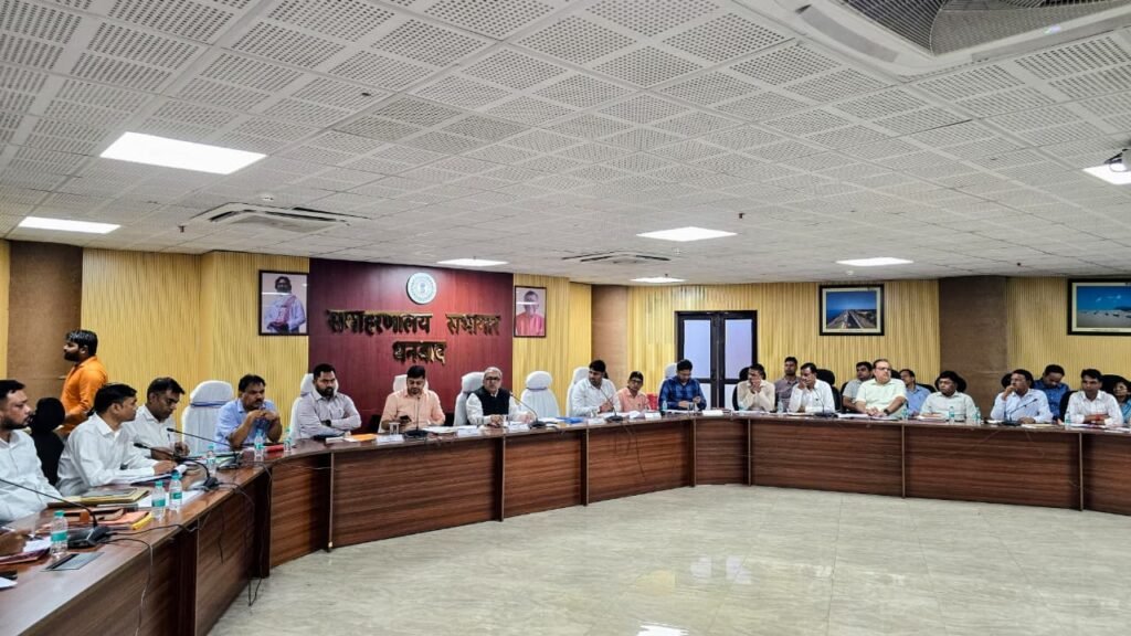 धनबाद: प्रमंडलीय आयुक्त ने राजस्व संग्रहण, म्यूटेशन और SIR 2026 की समीक्षा की, स्वास्थ्य सेवाओं की सराहना