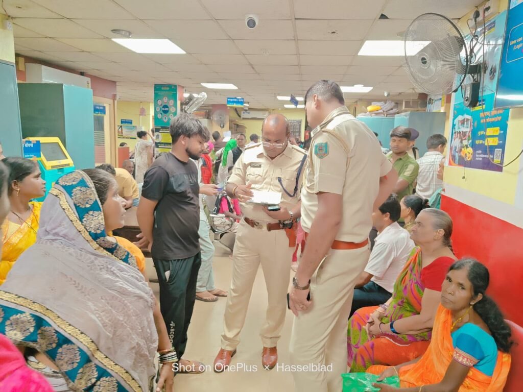 धनबाद के सभी बैंकों में पुलिस की औचक सुरक्षा जांच, CCTV से स्ट्रांग रूम तक हुआ निरीक्षण