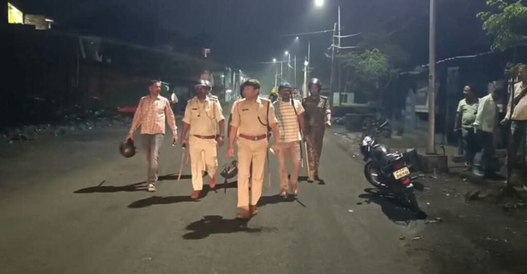 झरिया में शराब दुकान के पास हंगामा, पुलिस पेट्रोलिंग जीप पर पथराव, शीशा टूटा