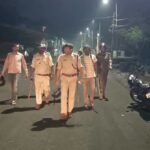 झरिया में शराब दुकान के पास हंगामा, पुलिस पेट्रोलिंग जीप पर पथराव, शीशा टूटा