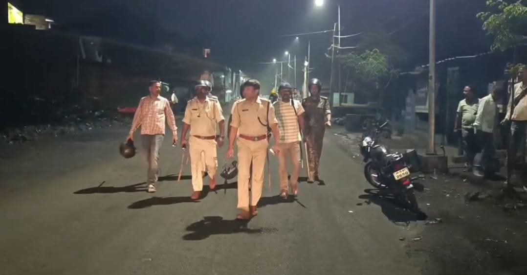 झरिया में शराब दुकान के पास हंगामा, पुलिस पेट्रोलिंग जीप पर पथराव, शीशा टूटा