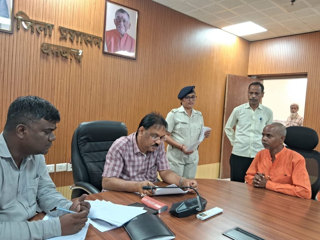 धनबाद जनता दरबार में सुनी गईं लोगों की समस्याएं, संबंधित विभागों को त्वरित कार्रवाई के निर्देश