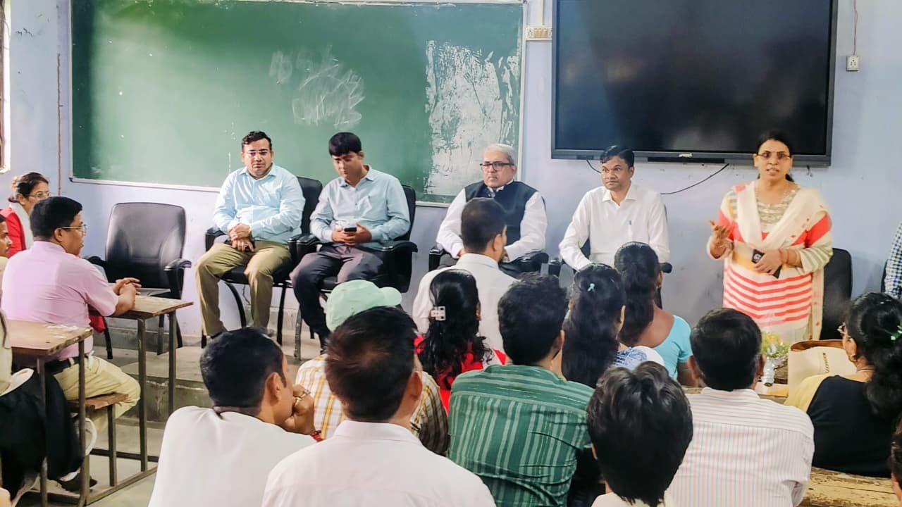 धनबाद में प्रमंडलीय आयुक्त ने मैथन और निरसा के बूथों का किया निरीक्षण, डिजिटाइजेशन पर दिया जोर