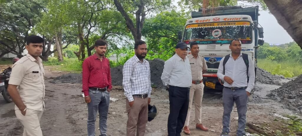 धनबाद के जियलगोड़ा में 2.5 एकड़ सरकारी तालाब कराया गया कब्जामुक्त, हाइवा जब्त