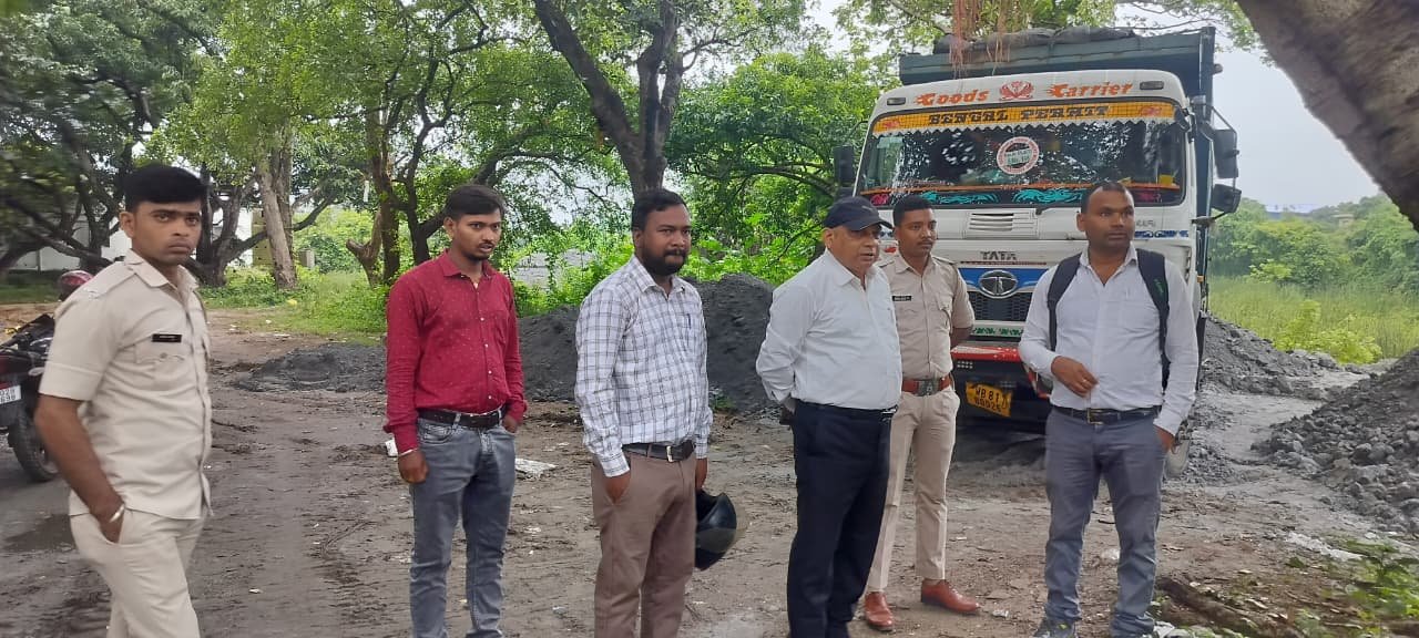 धनबाद के जियलगोड़ा में 2.5 एकड़ सरकारी तालाब कराया गया कब्जामुक्त, हाइवा जब्त