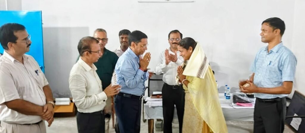 Jharia SIR 2026: झारखंड के उप निर्वाचन पदाधिकारी ने झरिया विधानसभा का किया दौरा, 100% डिजिटाइजेशन करने वाली बीएलओ सम्मानित