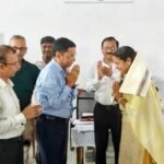 Jharia SIR 2026: झारखंड के उप निर्वाचन पदाधिकारी ने झरिया विधानसभा का किया दौरा, 100% डिजिटाइजेशन करने वाली बीएलओ सम्मानित