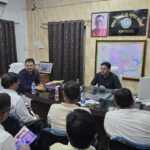 Dhanbad SIR 2026: शत-प्रतिशत डिजिटाइजेशन के लिए बार एसोसिएशन और चेंबर ऑफ कॉमर्स के साथ प्रशासन की बैठक