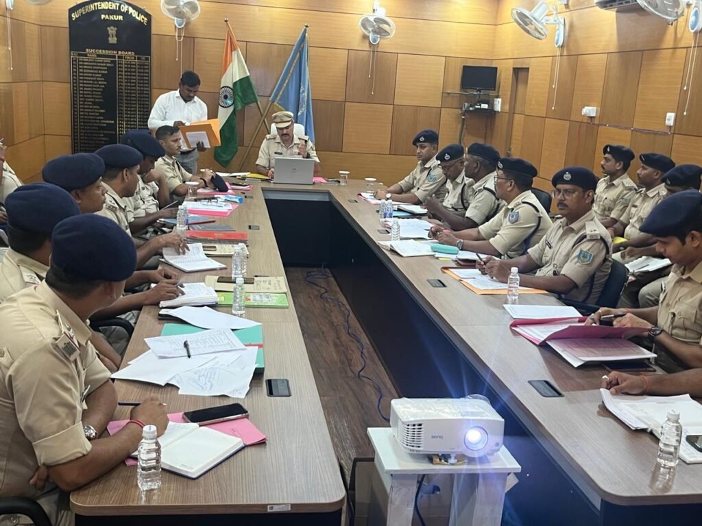 Pakur Crime Review Meeting: एसपी अनुदीप सिंह ने अपराध नियंत्रण और सड़क सुरक्षा को लेकर दिए सख्त निर्देश