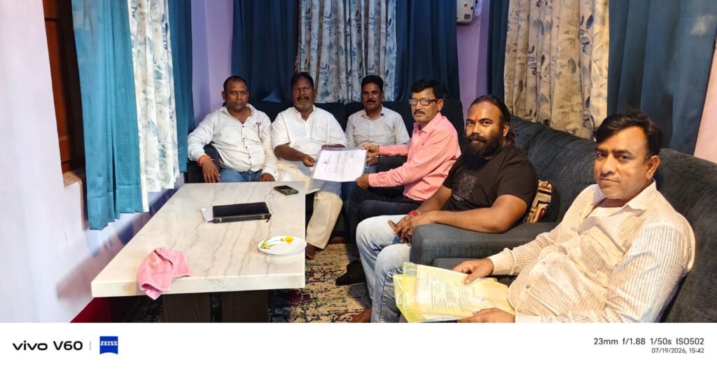Dhanbad News: गोन्दुडीह-खास कुसुण्डा परियोजना के प्रभावित रैयतों ने गुरुचरण किस्कू से की मुलाकात