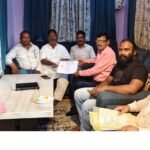 Dhanbad News: गोन्दुडीह-खास कुसुण्डा परियोजना के प्रभावित रैयतों ने गुरुचरण किस्कू से की मुलाकात