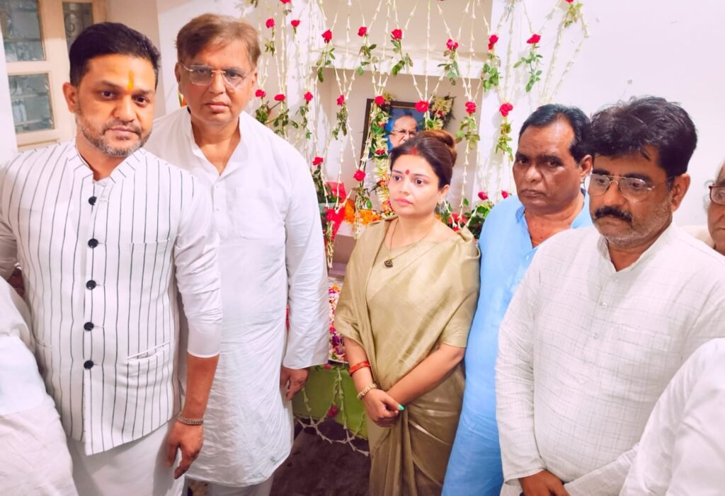 Dhanbad News: स्वर्गीय मन्नान मलिक को अनूप सिंह और अनुपमा सिंह ने दी श्रद्धांजलि