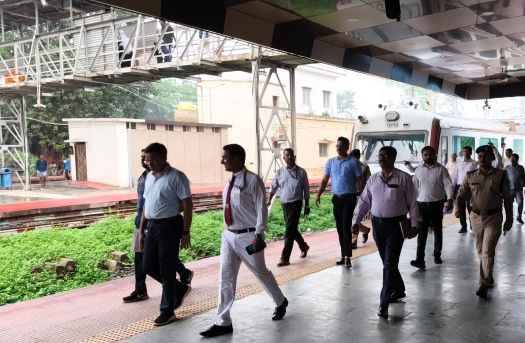 Koderma News: मुख्यालय स्तरीय स्टेशन इम्प्रूवमेंट ग्रुप ने कोडरमा और पारसनाथ स्टेशन का किया निरीक्षण