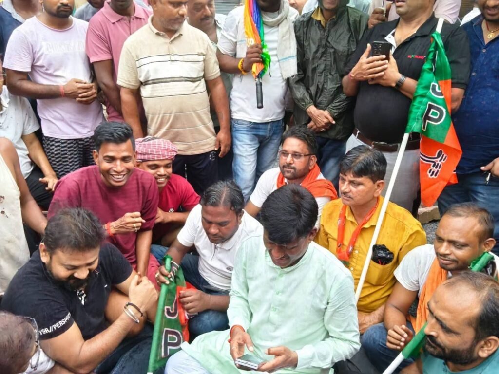 Dhanbad News: पचगढ़ी बाजार में जलजमाव के विरोध में सड़क पर उतरे बाघमारा विधायक, नगर निगम के खिलाफ दिया धरना