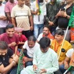 Dhanbad News: पचगढ़ी बाजार में जलजमाव के विरोध में सड़क पर उतरे बाघमारा विधायक, नगर निगम के खिलाफ दिया धरना