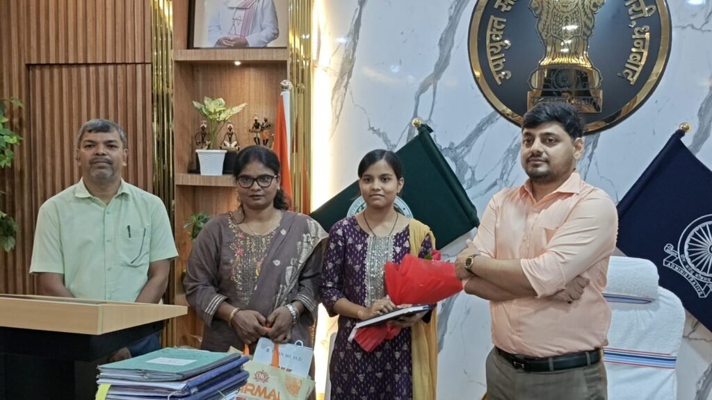 Dhanbad News: दिहाड़ी मजदूर की बेटी पूनम ने NEET 2026 में रचा इतिहास, जिला प्रशासन उठाएगा मेडिकल पढ़ाई का पूरा खर्च