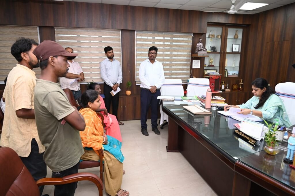 Pakur News: जन समाधान दिवस में डीसी मेघा भारद्वाज ने सुनीं लोगों की शिकायतें, समयबद्ध समाधान के दिए निर्देश
